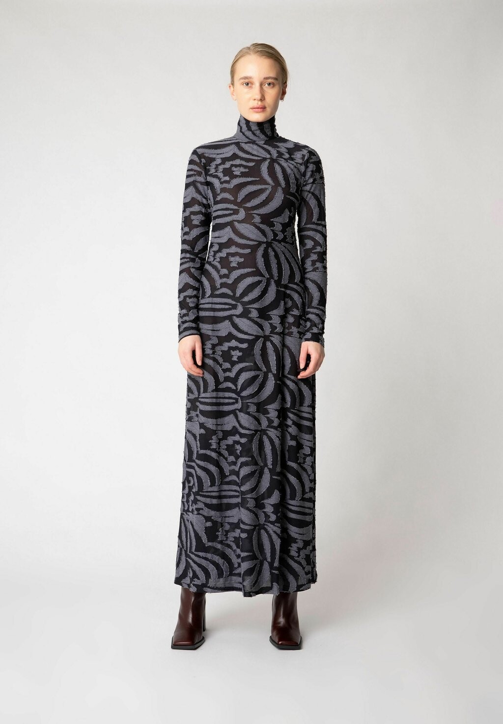 Платье макси TOVARS Résumé, темно-синий
Платье макси TOVARS Résumé, темно-синий