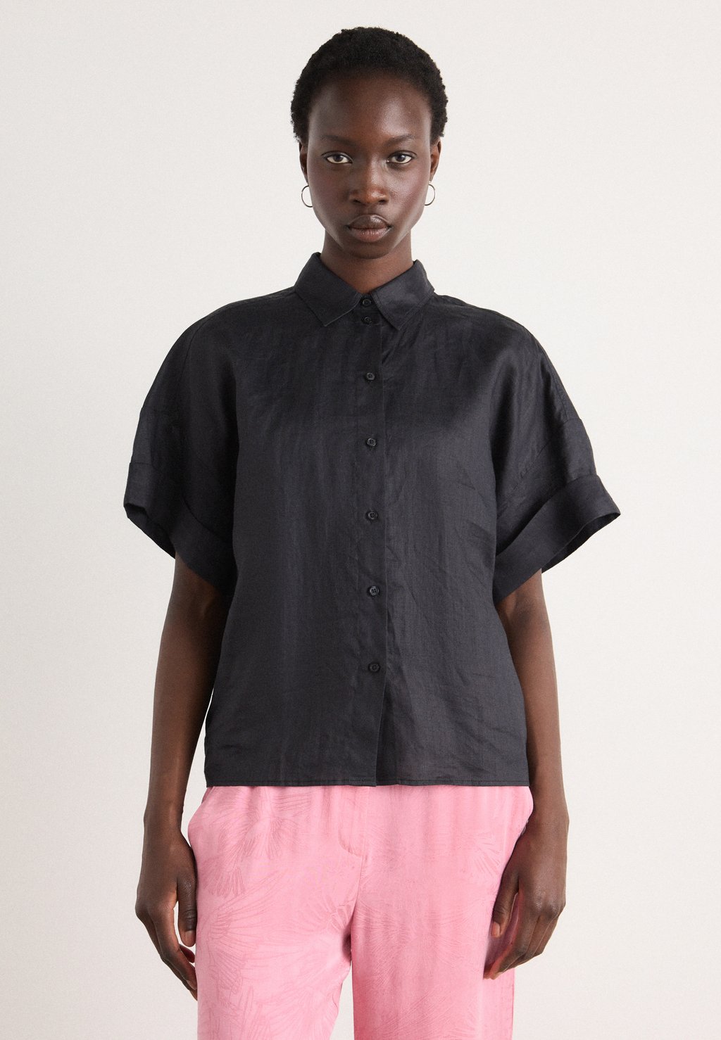 Блузка на пуговицах BISENAS BOSS, черный
Блузка на пуговицах BISENAS BOSS, черный