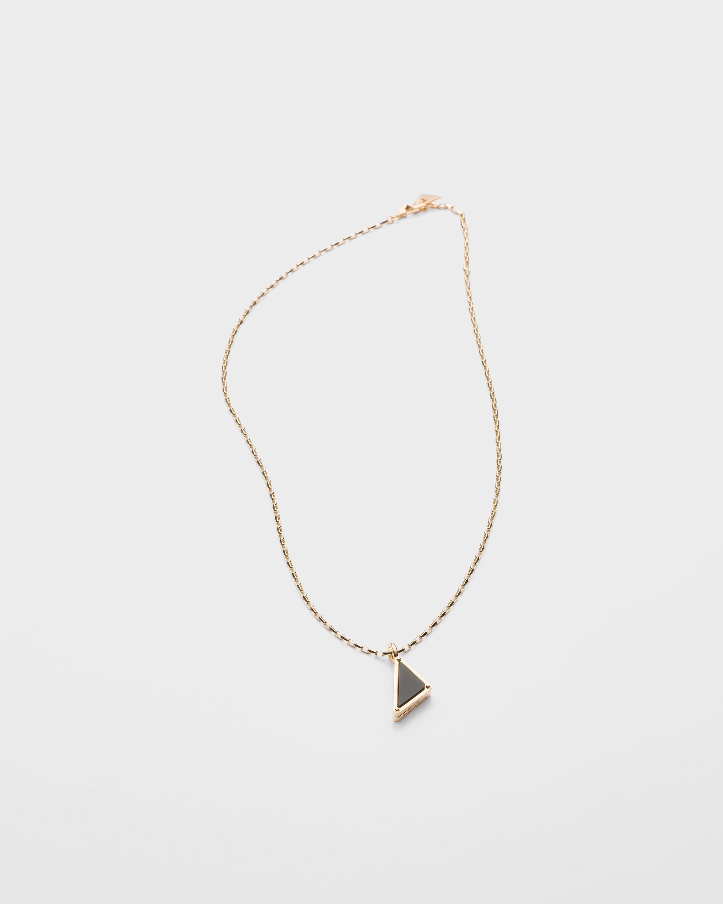 Prada Кулон на цепочке Eternal Gold из желтого золота с бриллиантами и ониксом
Prada Кулон на цепочке Eternal Gold из желтого золота с бриллиантами и ониксом