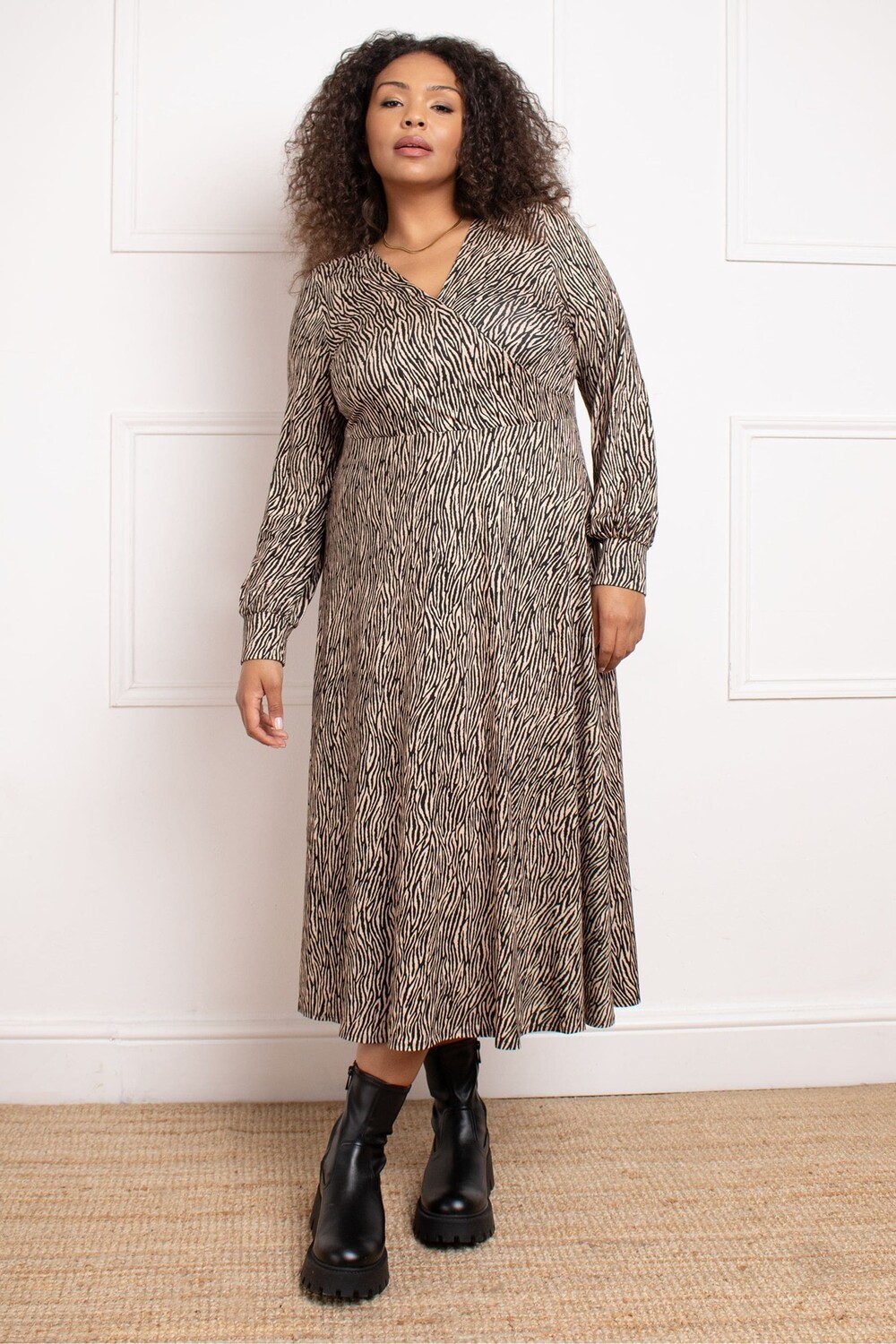 Миниатюрное платье с запахом зебры и блузками на рукавах Live Unlimited, черный
Миниатюрное платье с запахом зебры и блузками на рукавах Live Unlimited, черный