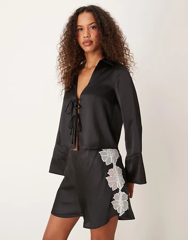 Атласный топ с завязками спереди черного цвета New Look
Атласный топ с завязками спереди черного цвета New Look