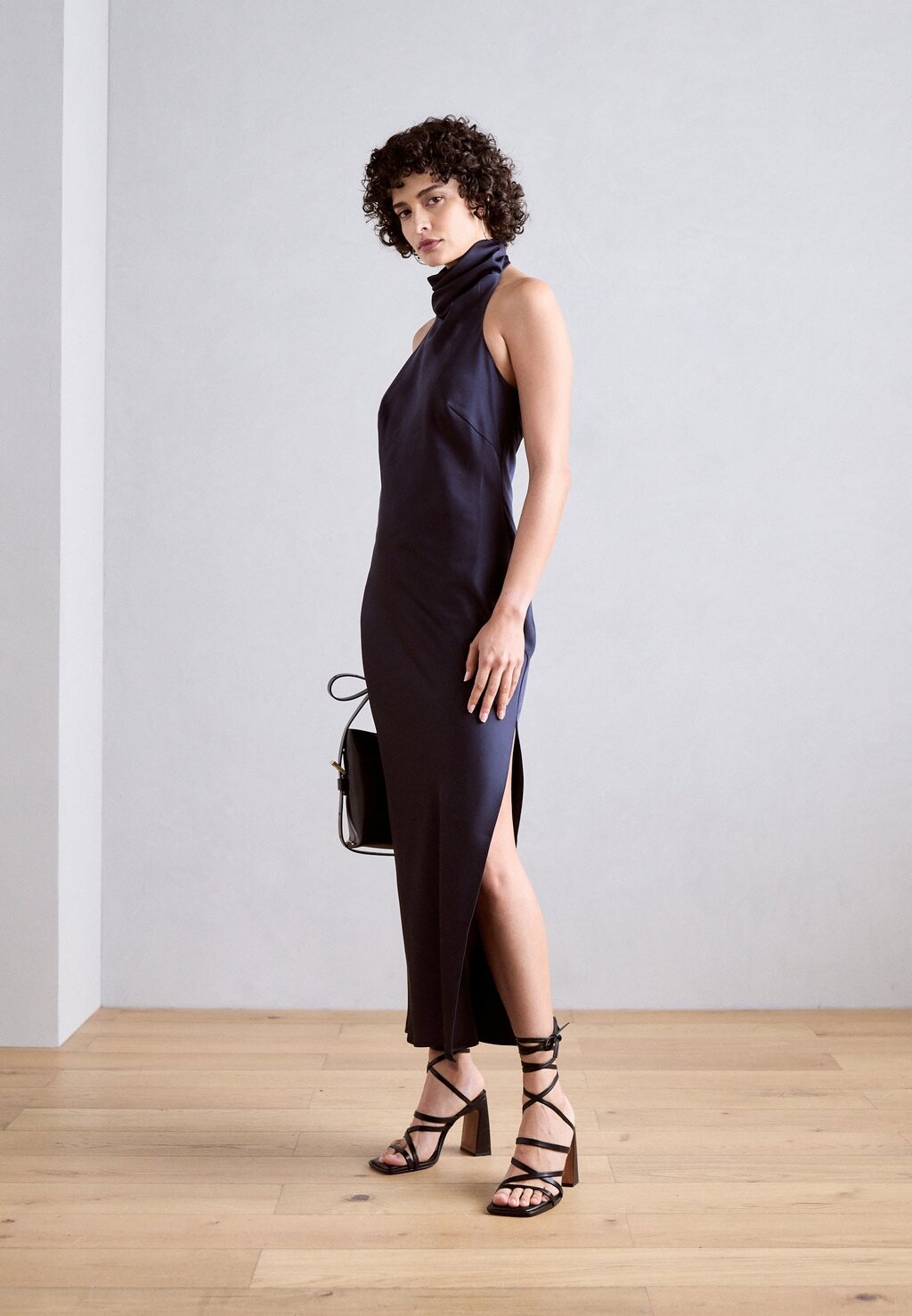 Вечернее платье JACINTA Jarlo, темно-синий
Вечернее платье JACINTA Jarlo, темно-синий