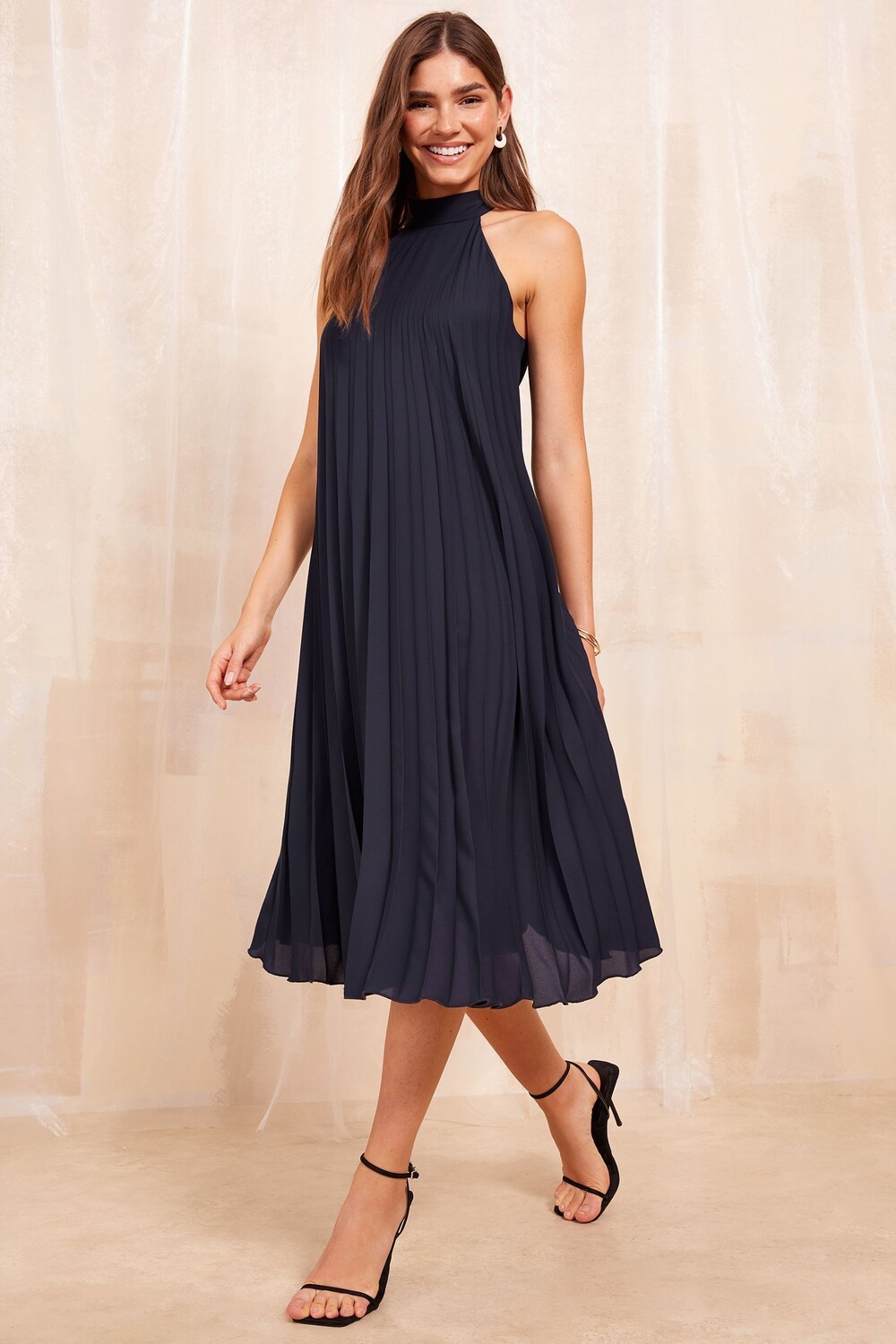 Платье миди с плиссировкой и вырезом халтер Friends Like These, синий
Платье миди с плиссировкой и вырезом халтер Friends Like These, синий