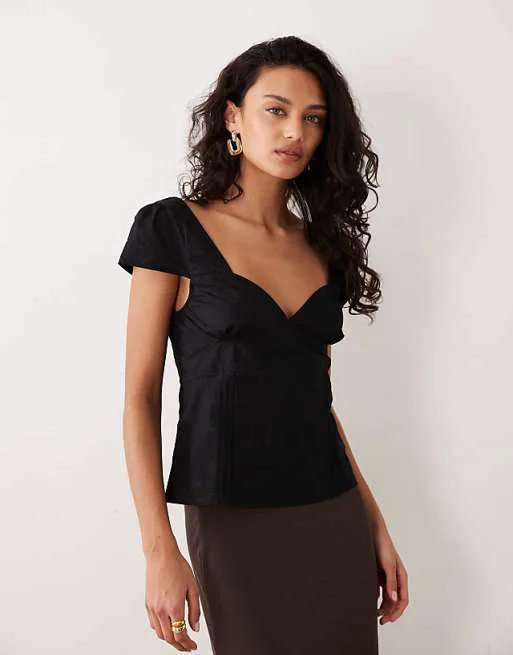 Черный топ из поплина с короткими рукавами и корсетом Motel Uliva
Черный топ из поплина с короткими рукавами и корсетом Motel Uliva