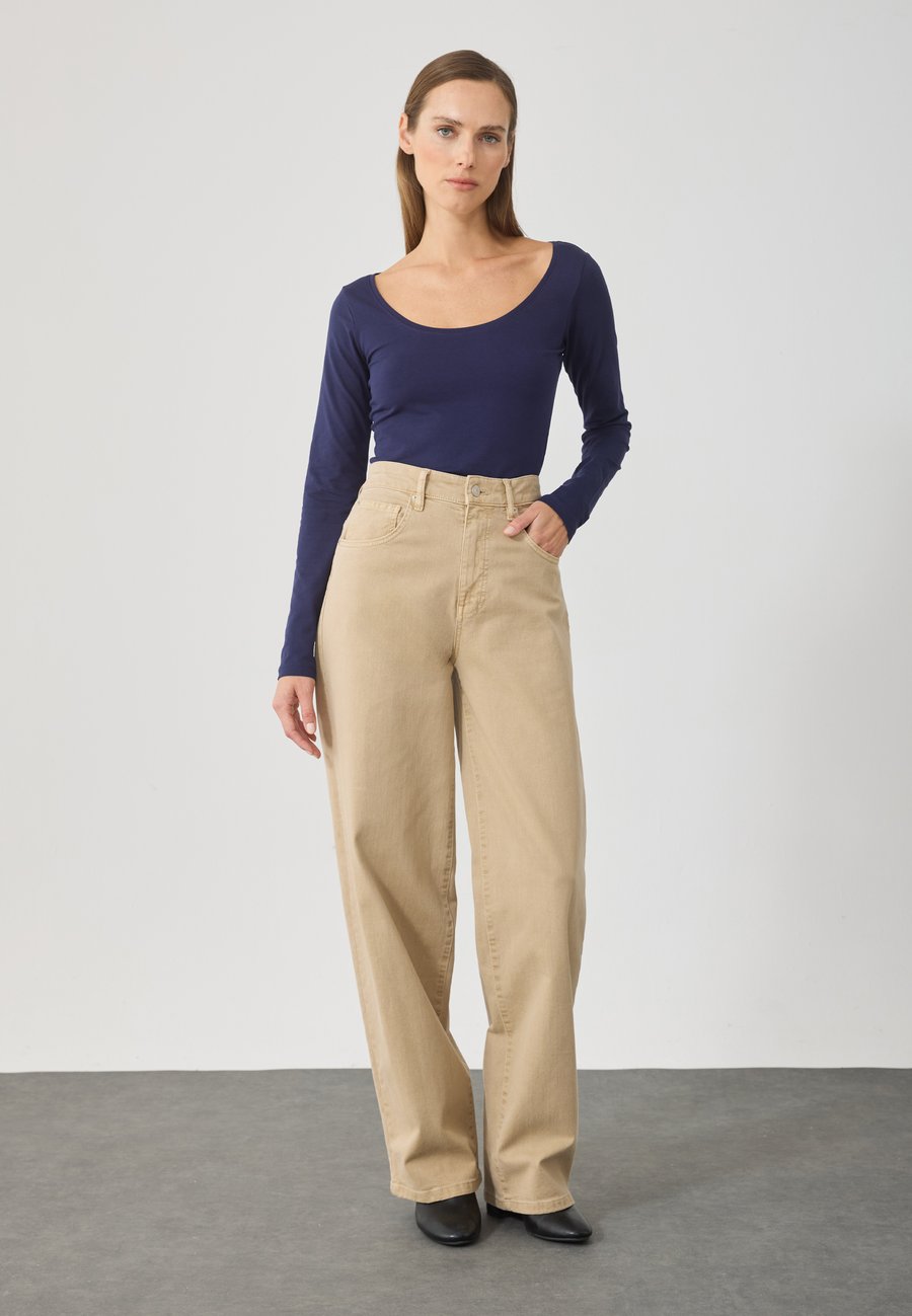 Топ Anna Field 2 PACK, Egret + Dark Blue/Off-White
Топ Anna Field 2 PACK, Egret + Dark Blue/Off-White