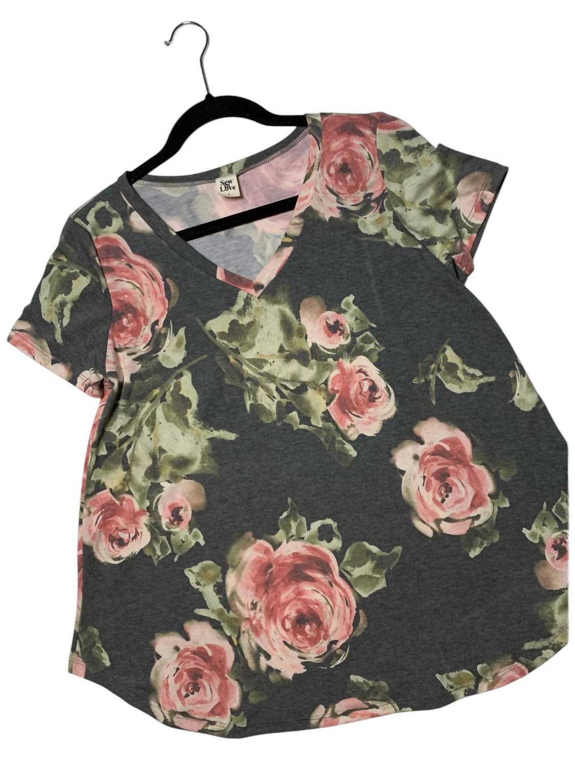 Футболка Sweet Rose Parade с V-образным вырезом в цвете уголь/мульти Sew In Love
Футболка Sweet Rose Parade с V-образным вырезом в цвете уголь/мульти Sew In Love