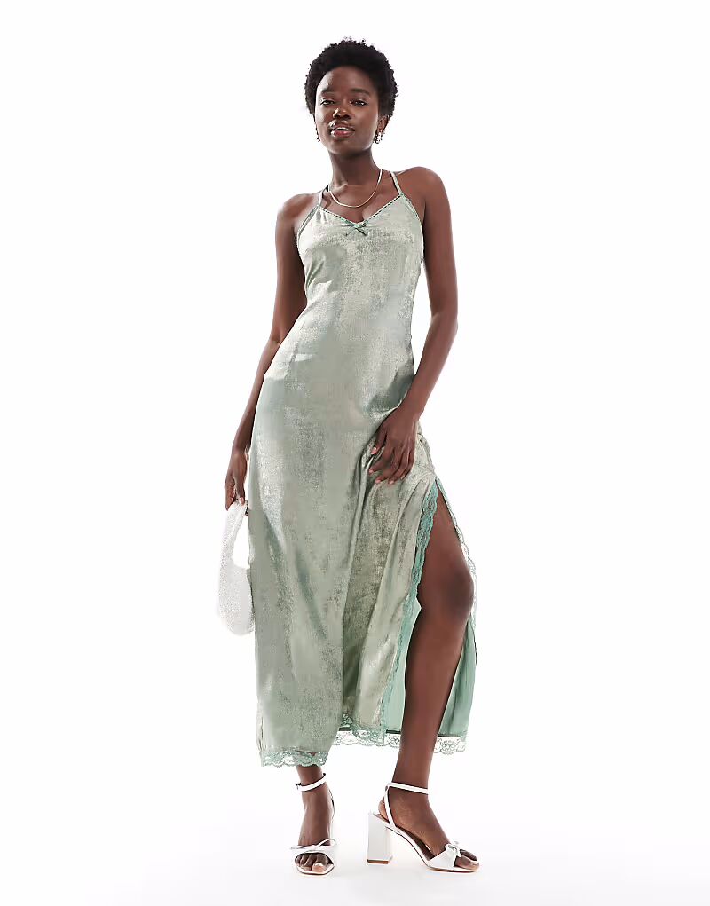 Платье-макси Miss Selfridge из атласа с бретельками зеленого цвета с металлическим оттенком
Платье-макси Miss Selfridge из атласа с бретельками зеленого цвета с металлическим оттенком