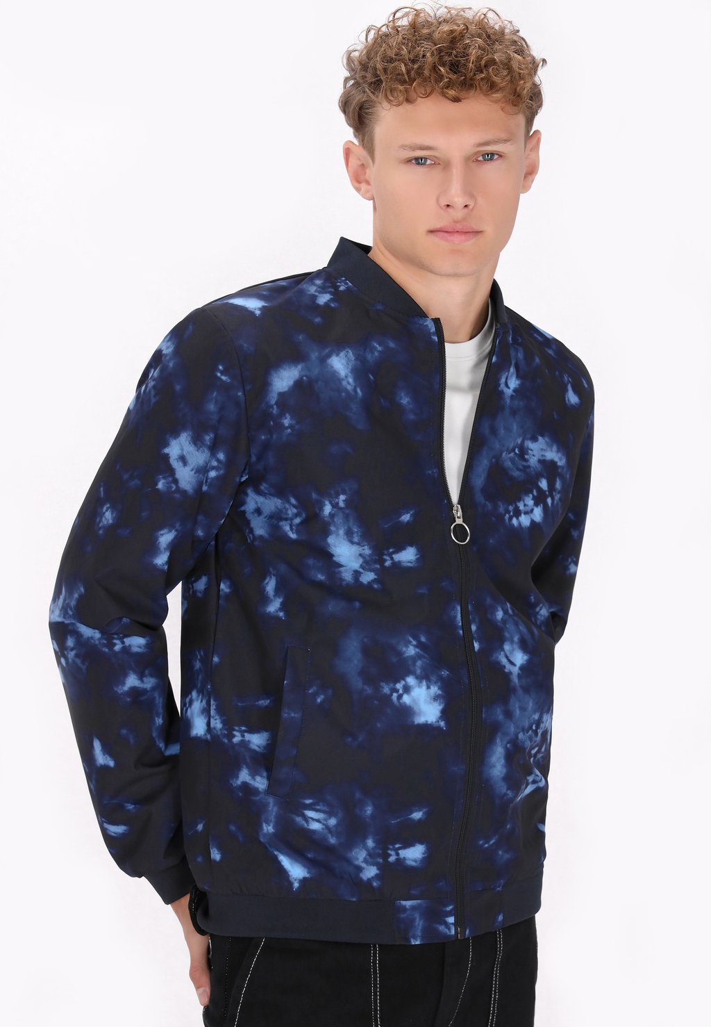 Куртка-бомбер Mo, темно-синий
Куртка-бомбер Mo, темно-синий