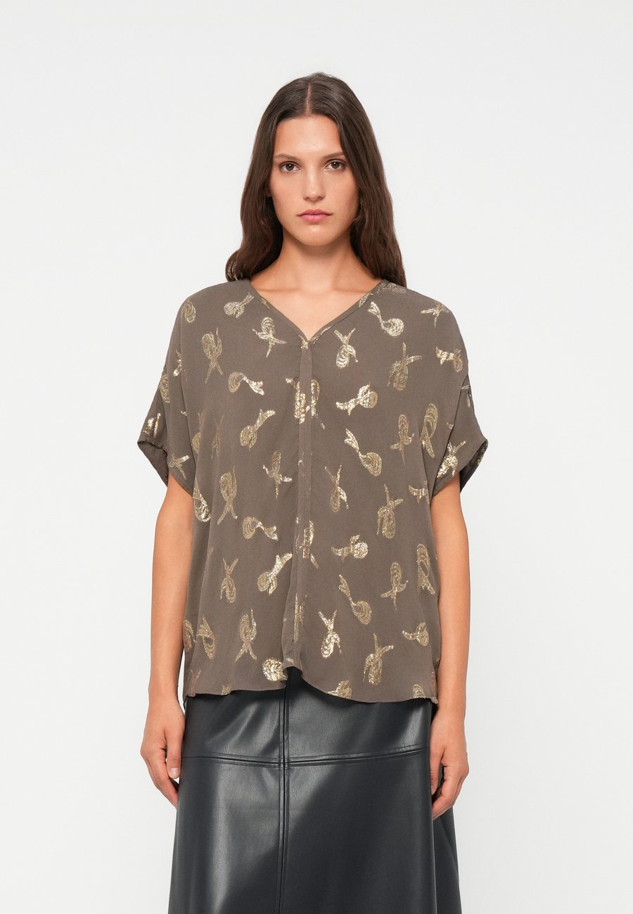 Блуза Bruuns Bazaar AMARANTHUS PHINAS, Morel/Brown
Блуза Bruuns Bazaar AMARANTHUS PHINAS, Morel/Brown