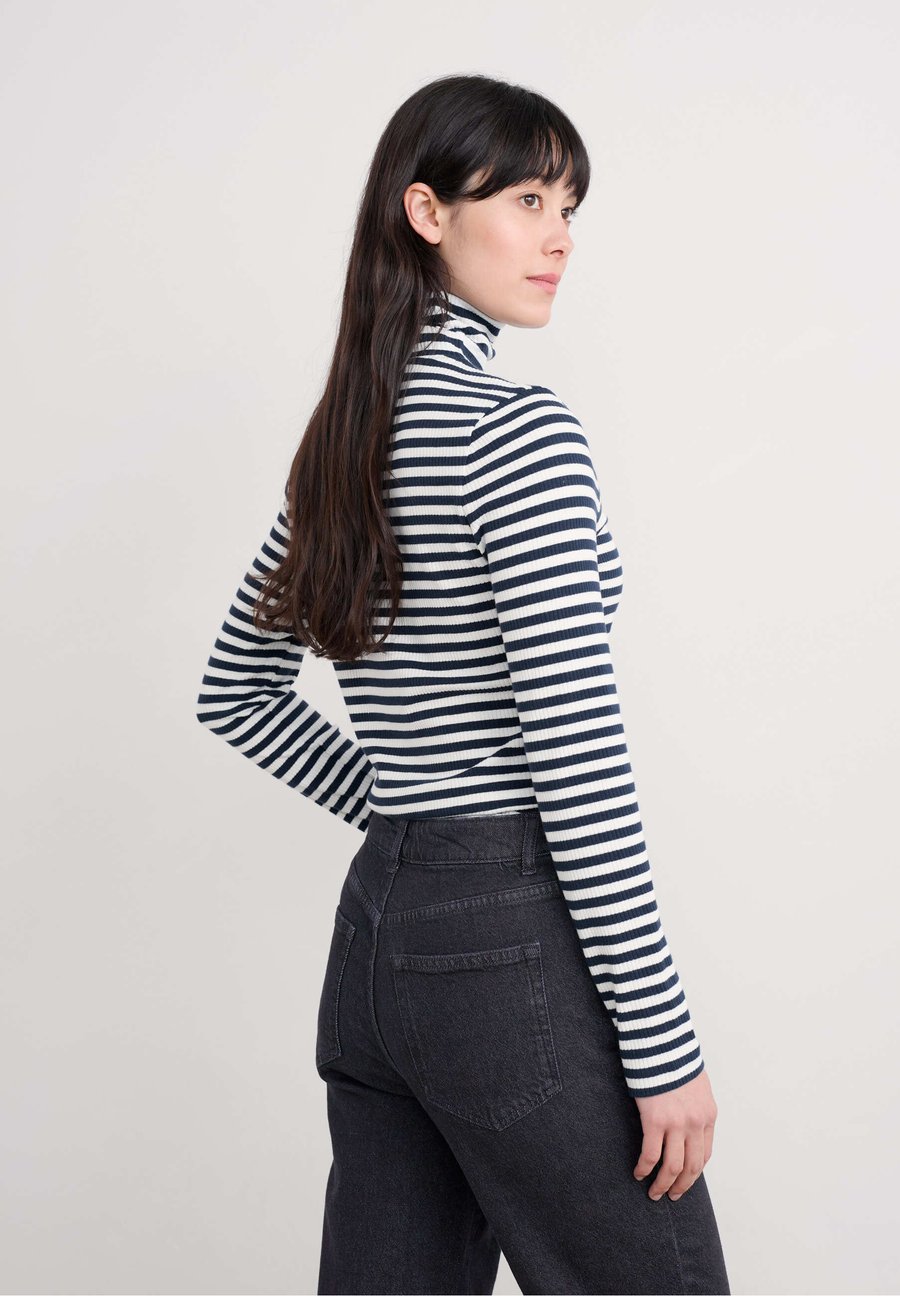 Топ Seasalt Cornwall HAZEL , Navy Mini Cornish Maritime Chalk/Dark-Blue Denim
Топ Seasalt Cornwall HAZEL , Navy Mini Cornish Maritime Chalk/Dark-Blue Denim