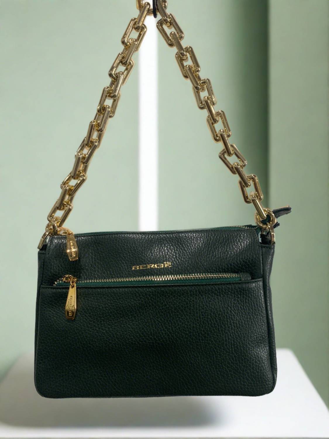 Женская сумка Aria с карманом на молнии в лесном зеленом цвете Berge
Женская сумка Aria с карманом на молнии в лесном зеленом цвете Berge