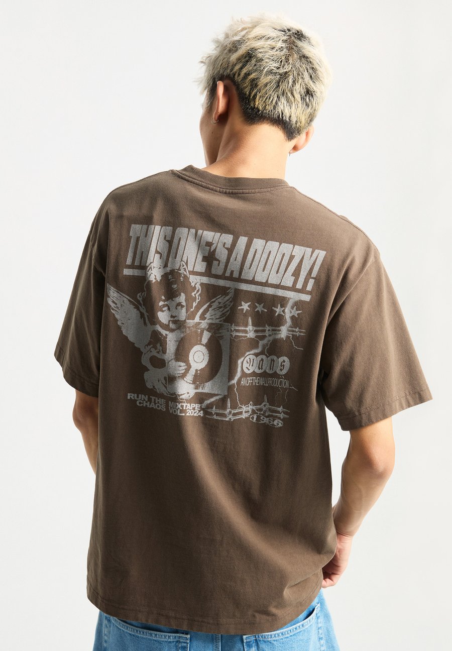 Футболка Vans EARTHBOUND LOOSE FIT, Dark Brown, Коричневый, Футболка Vans EARTHBOUND LOOSE FIT, Dark Brown
Футболка Vans EARTHBOUND LOOSE FIT, Dark Brown, Коричневый, Футболка Vans EARTHBOUND LOOSE FIT, Dark Brown