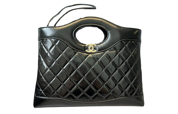 CHANEL Блестящая кожаная сумка большая женская черная
CHANEL Блестящая кожаная сумка большая женская черная