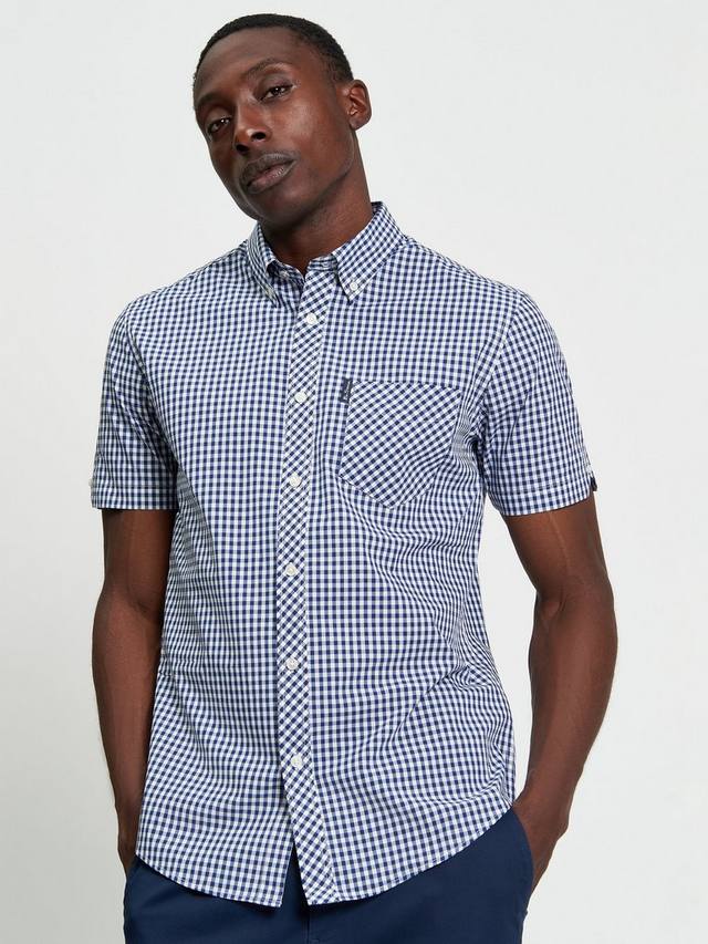 Сигнатурная рубашка из органического хлопка Regular Fit в клетку Ben Sherman
Сигнатурная рубашка из органического хлопка Regular Fit в клетку Ben Sherman