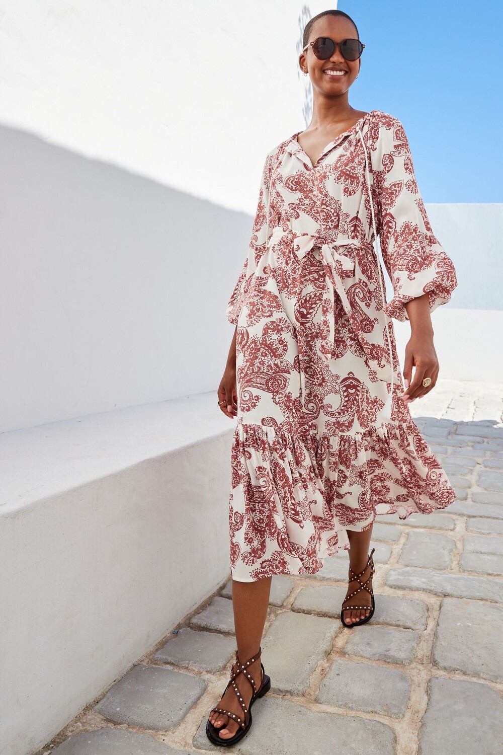 Красное летнее платье миди с узором пейсли и длинными рукавами Next, красный 
Красное летнее платье миди с узором пейсли и длинными рукавами Next, красный