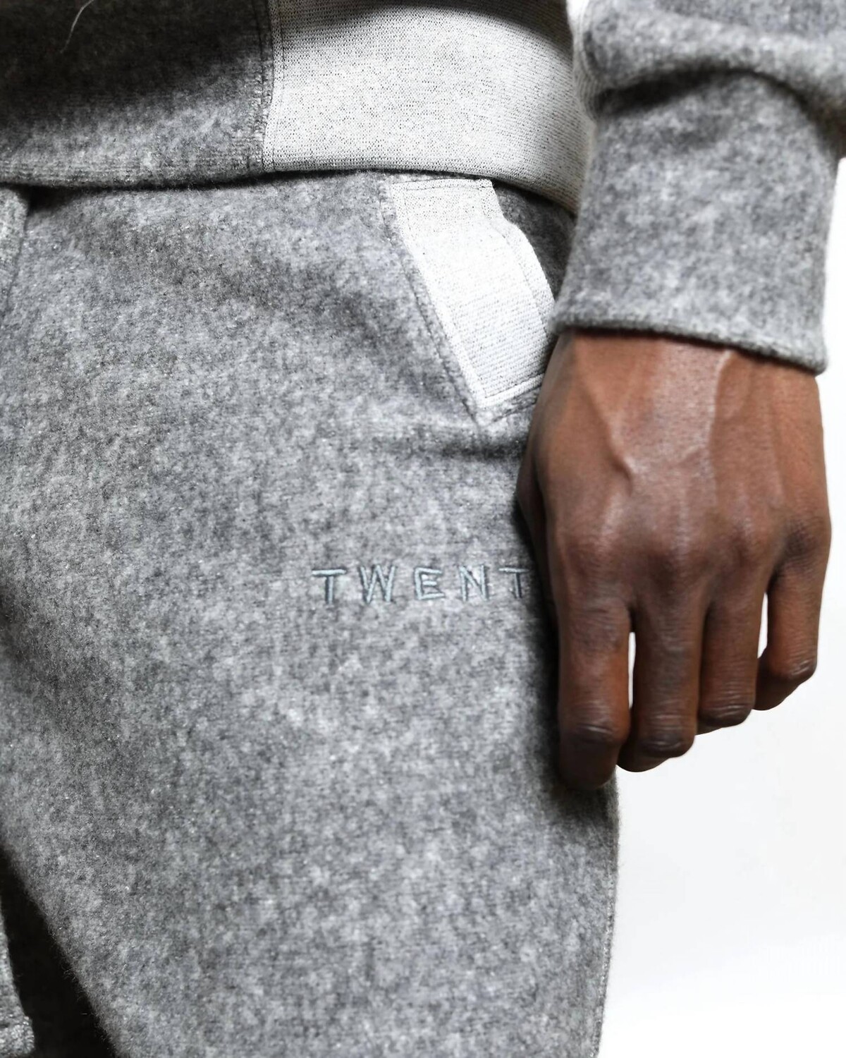 Серые плюшевые брюки в стиле пэчворк Maddux TWENTY MONTREAL
Серые плюшевые брюки в стиле пэчворк Maddux TWENTY MONTREAL