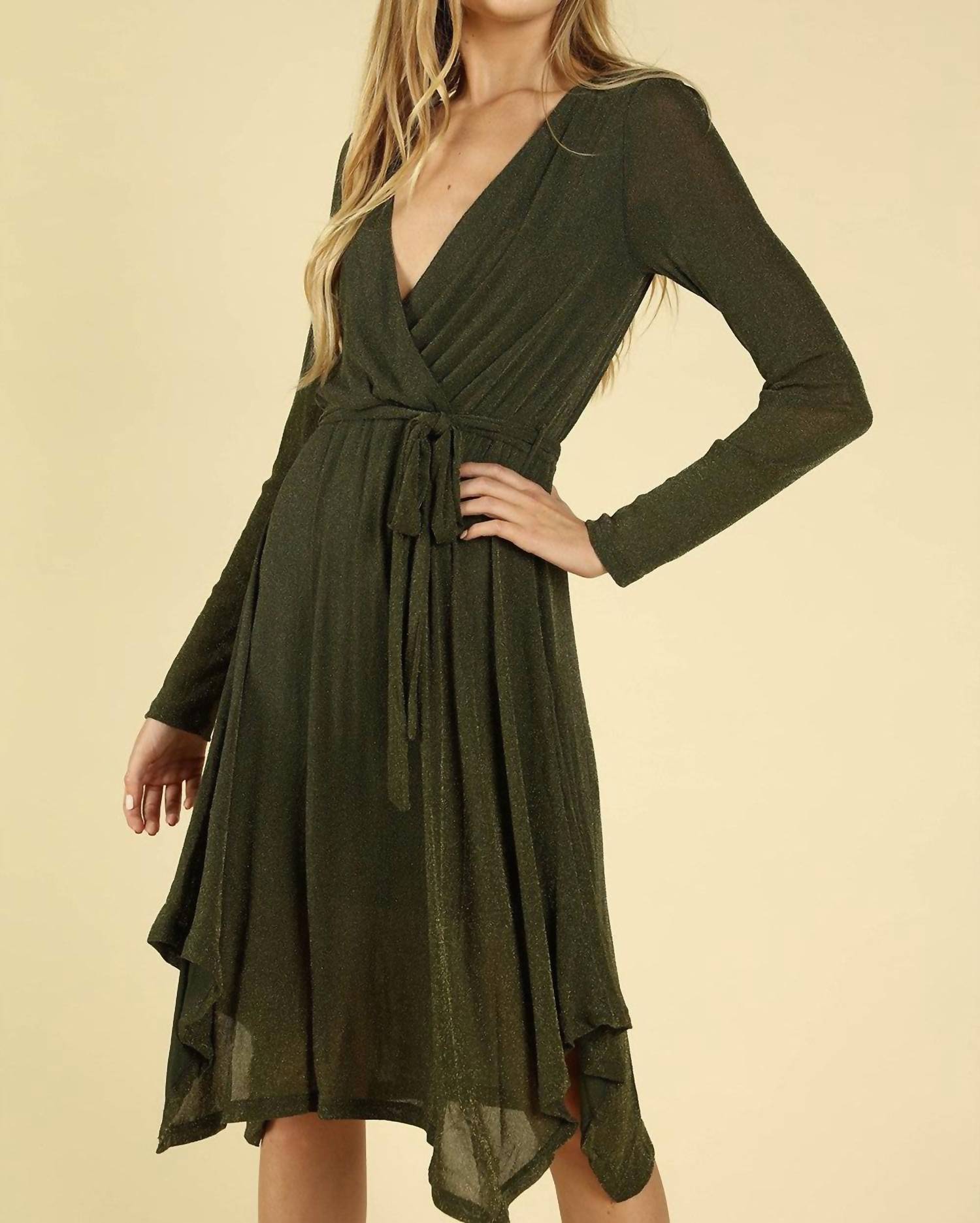 Мерцающее платье-халат с длинными рукавами в оливковом цвете Honey Punch
Мерцающее платье-халат с длинными рукавами в оливковом цвете Honey Punch