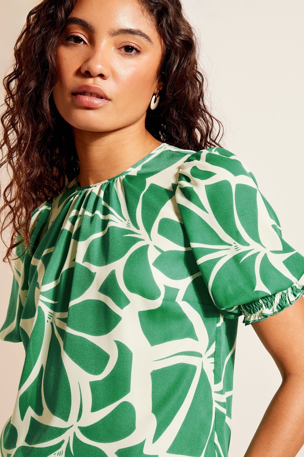 Круглый вырез, присборенные манжеты, шорты, рукава, топ Friends Like These, зеленый
Круглый вырез, присборенные манжеты, шорты, рукава, топ Friends Like These, зеленый