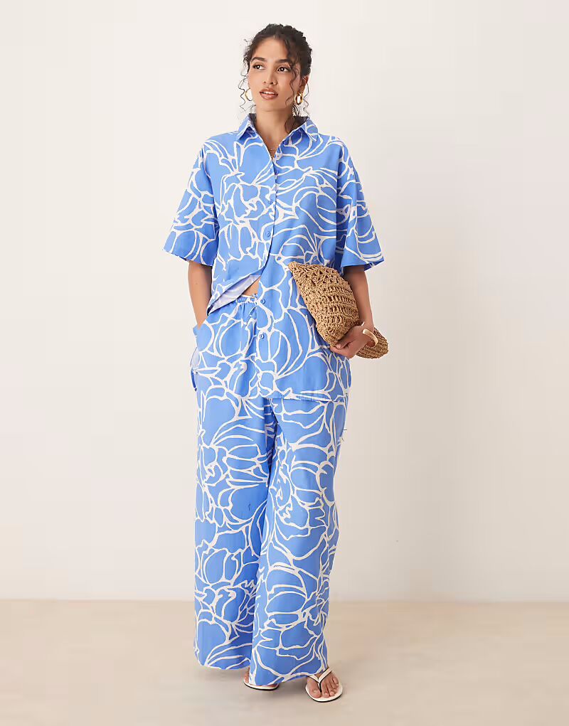 Широкие брюки с синим абстрактным принтом Asos Design
Широкие брюки с синим абстрактным принтом Asos Design