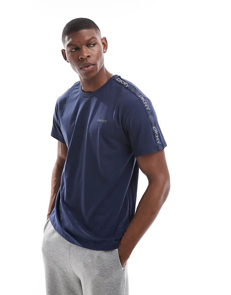 Футболка «Пингвины» в темно-синем цвете DKNY
Футболка «Пингвины» в темно-синем цвете DKNY