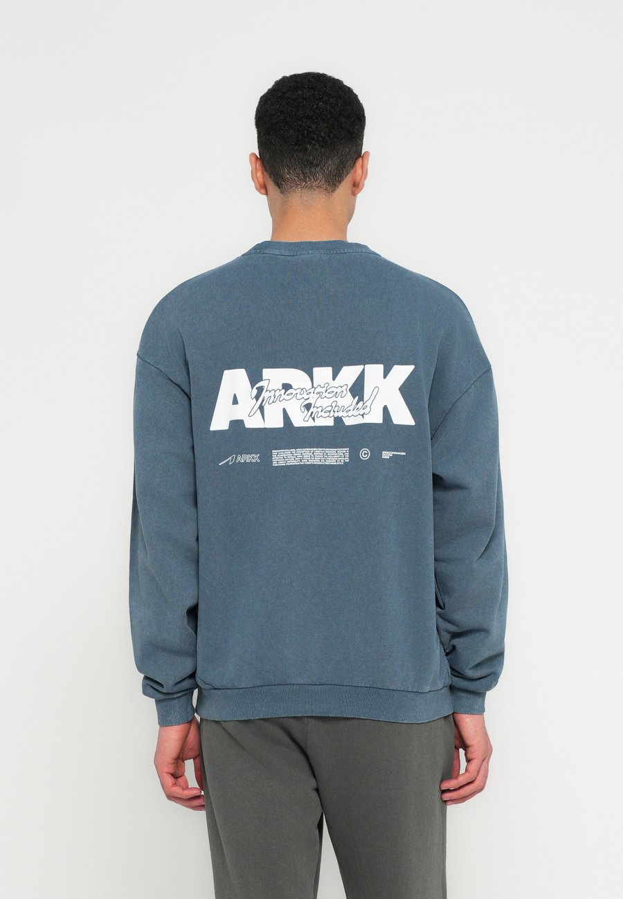 Толстовка ARKK Copenhagen BOXY CREW UNISEX, Dusty Blue/Blue
Толстовка ARKK Copenhagen BOXY CREW UNISEX, Dusty Blue/Blue