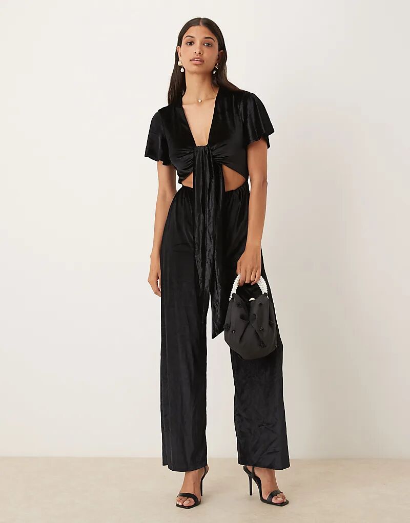 Комбинезон Collective The Label с завязкой спереди из черного бархата
Комбинезон Collective The Label с завязкой спереди из черного бархата