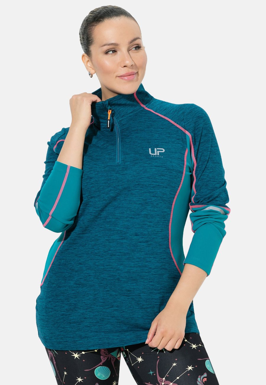 Топ Ulla Popken FUNKTIONS STEHKRAGEN ZIPPER LANGARM, Dark Petrol/Teal
Топ Ulla Popken FUNKTIONS STEHKRAGEN ZIPPER LANGARM, Dark Petrol/Teal