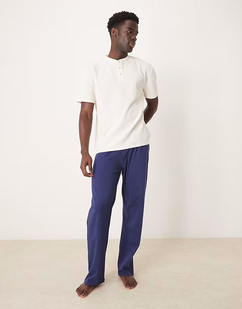 ASOS DESIGN Пижамный комплект с воротником-хенли из вафельной ткани в темно-синем и белом цветах
ASOS DESIGN Пижамный комплект с воротником-хенли из вафельной ткани в темно-синем и белом цветах