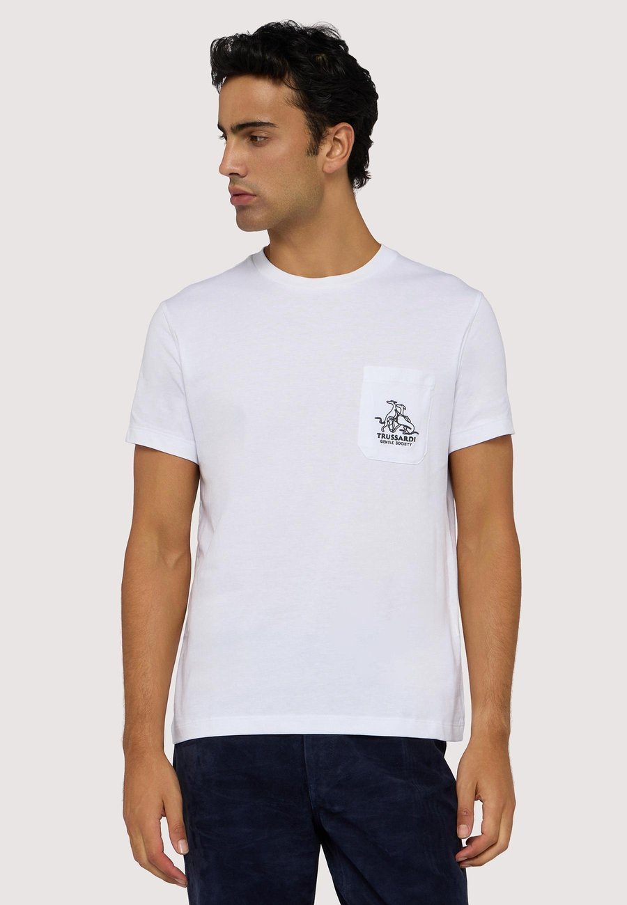 Футболка Trussardi REGULAR FIT CON RICAMO GENTLE SOCIETY, White Siracusa/White
Футболка Trussardi REGULAR FIT CON RICAMO GENTLE SOCIETY, White Siracusa/White