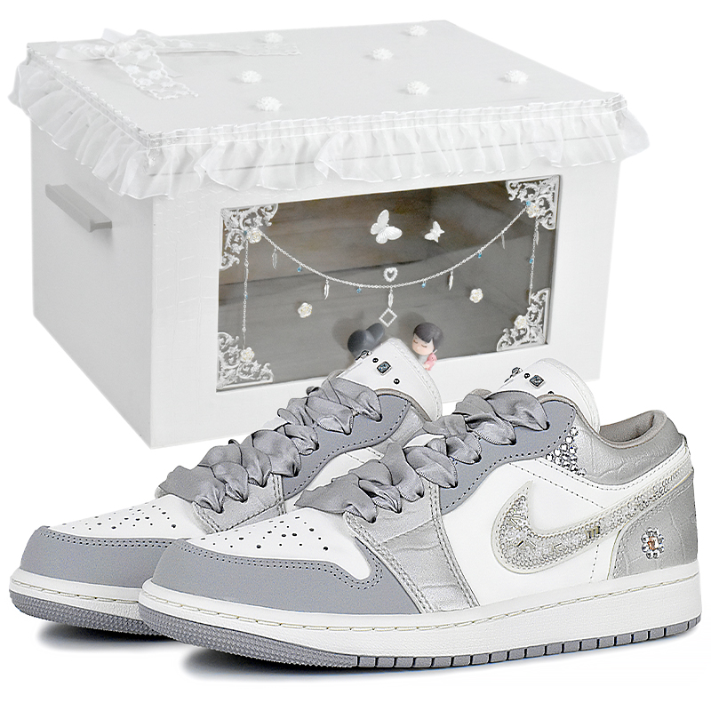 Jordan Эйр 1 Износостойкие и легкие низкие винтажные баскетбольные кроссовки женские экрю серый - ледяной кристалл крем-подарочная коробка 2, цвет Ice Crystal Cream-Gift Box 2
Jordan Эйр 1 Износостойкие и легкие низкие винтажные баскетбольные кроссовки женские экрю серый - ледяной кристалл крем-подарочная коробка 2, цвет Ice Crystal Cream-Gift Box 2