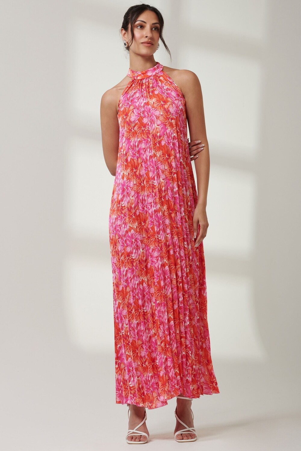 Плиссированное платье макси с воротником-бретелькой Jolie Moi, розовый
Плиссированное платье макси с воротником-бретелькой Jolie Moi, розовый