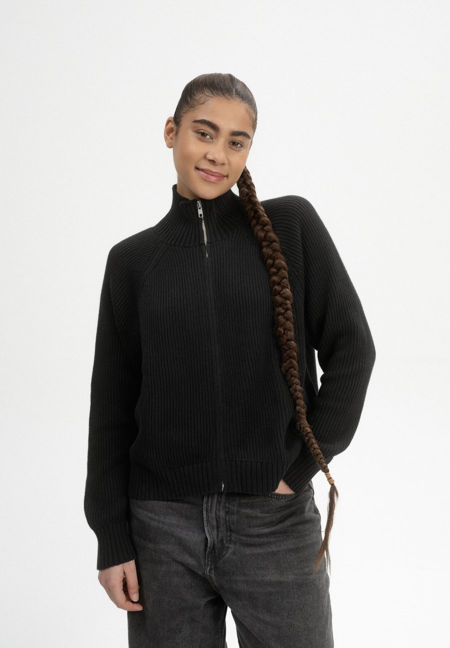 Кардиган MELA KAMUKA, Schwarz/Black
Кардиган MELA KAMUKA, Schwarz/Black