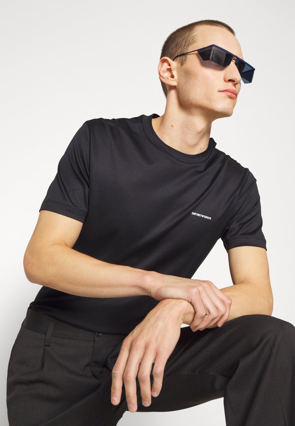 Базовая футболка Emporio Armani, темно-синяя
Базовая футболка Emporio Armani, темно-синяя