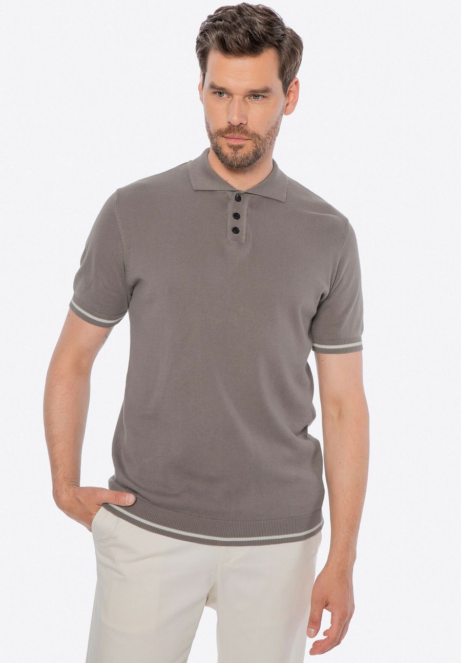 Поло WITTCHEN AUS MIT KONTRASTIERENDEM , Dark Beige/Beige
Поло WITTCHEN AUS MIT KONTRASTIERENDEM , Dark Beige/Beige