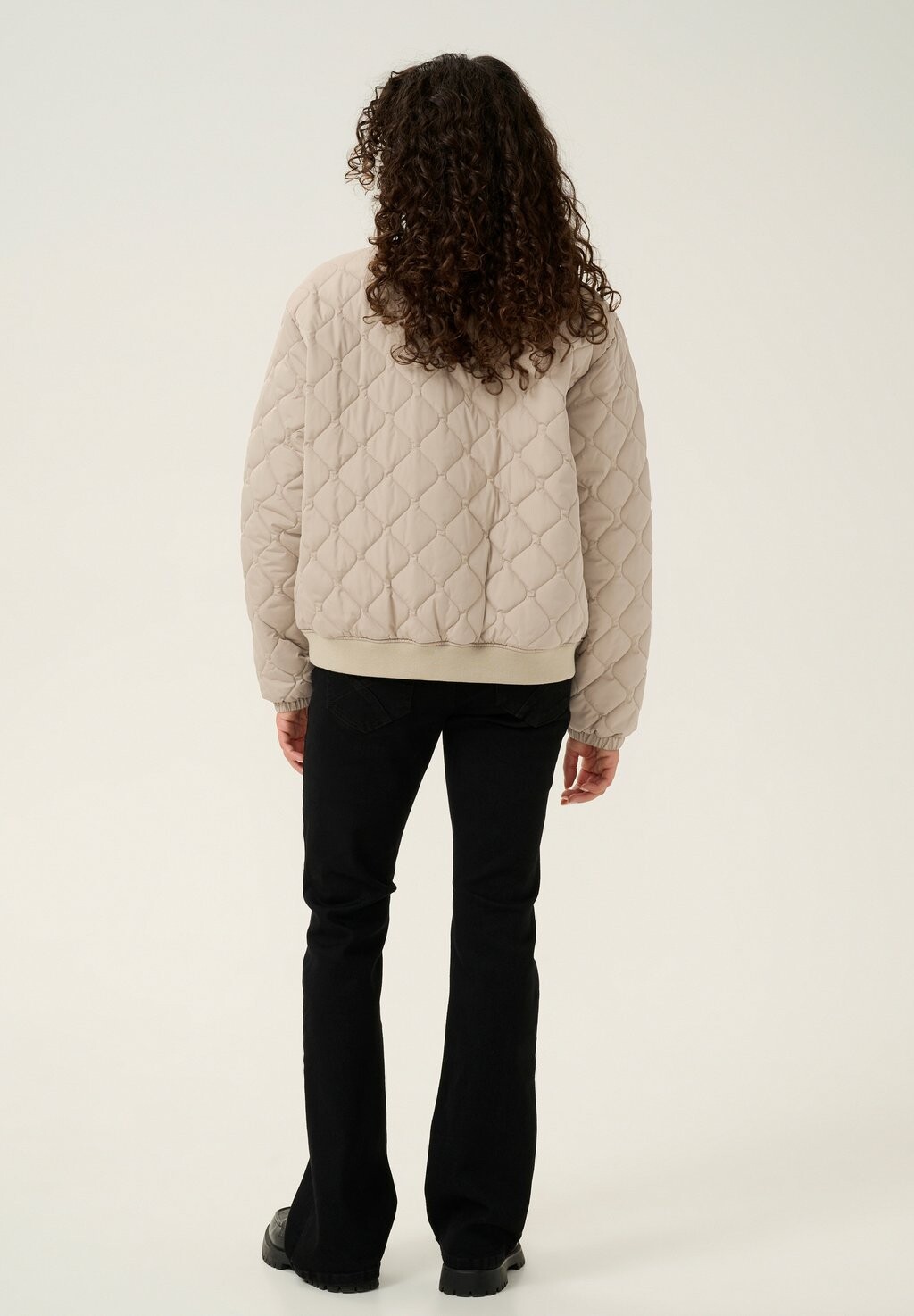 Куртка-бомбер ARWEN QUILT Cream, бежевый
Куртка-бомбер ARWEN QUILT Cream, бежевый