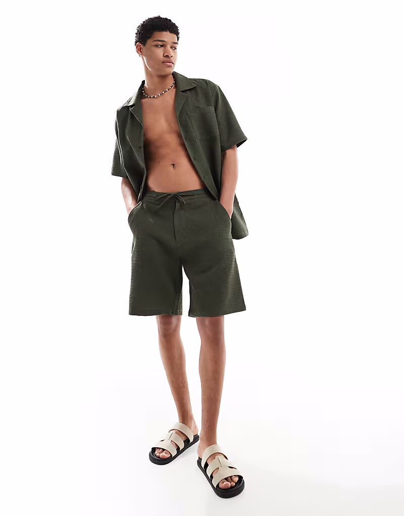 Пляжные шорты Sol Beach вафельного цвета цвета хаки
Пляжные шорты Sol Beach вафельного цвета цвета хаки