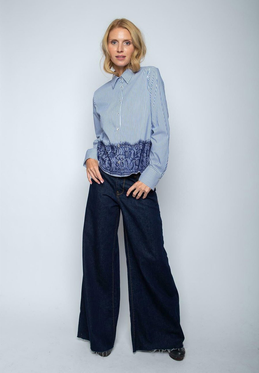 Блуза Emily van den Bergh Button-down blouse, Blue White Stripe/Light Blue
Блуза Emily van den Bergh Button-down blouse, Blue White Stripe/Light Blue