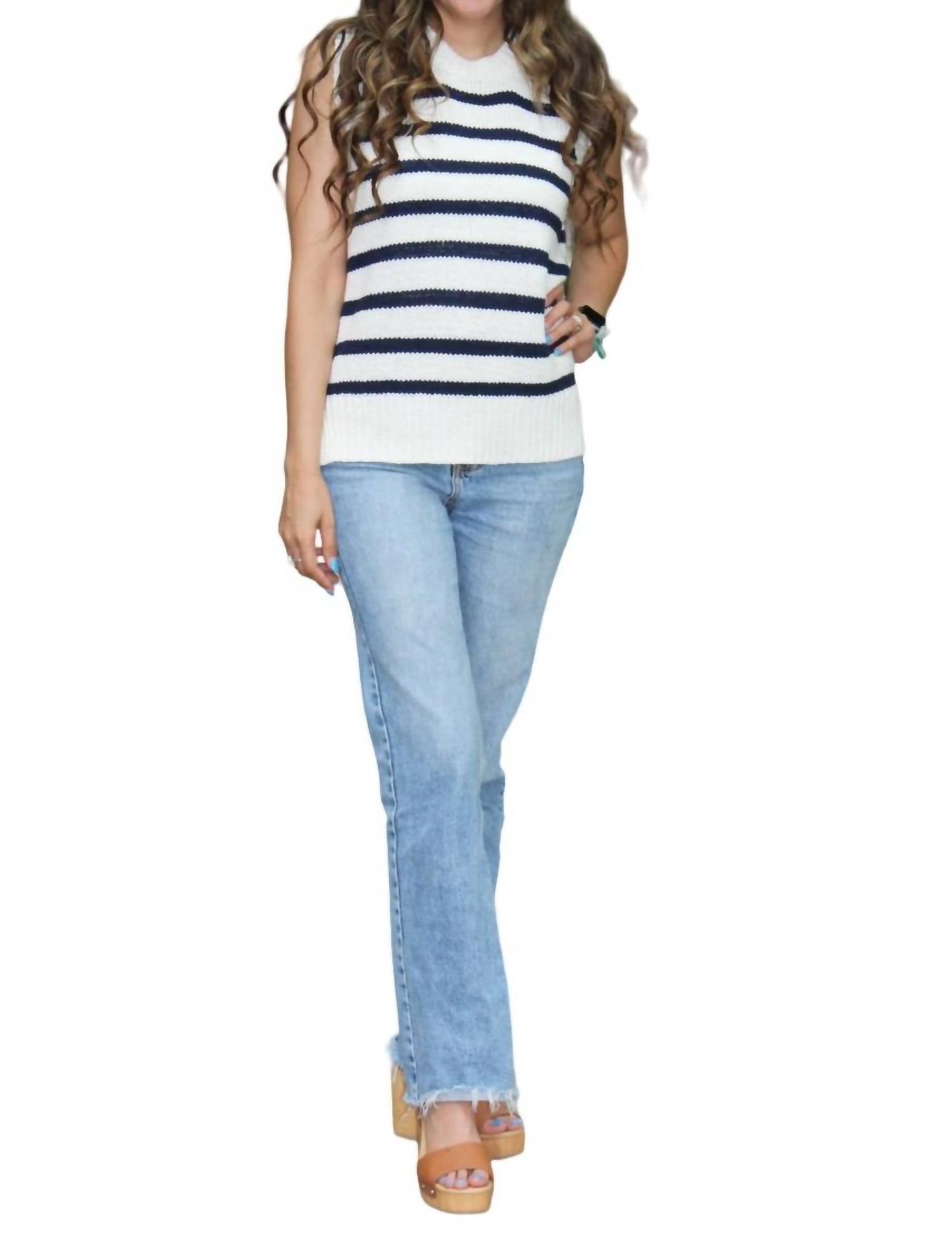 Полосатый свитер без рукавов в белом/темно-синем цвете The GREii
Полосатый свитер без рукавов в белом/темно-синем цвете The GREii