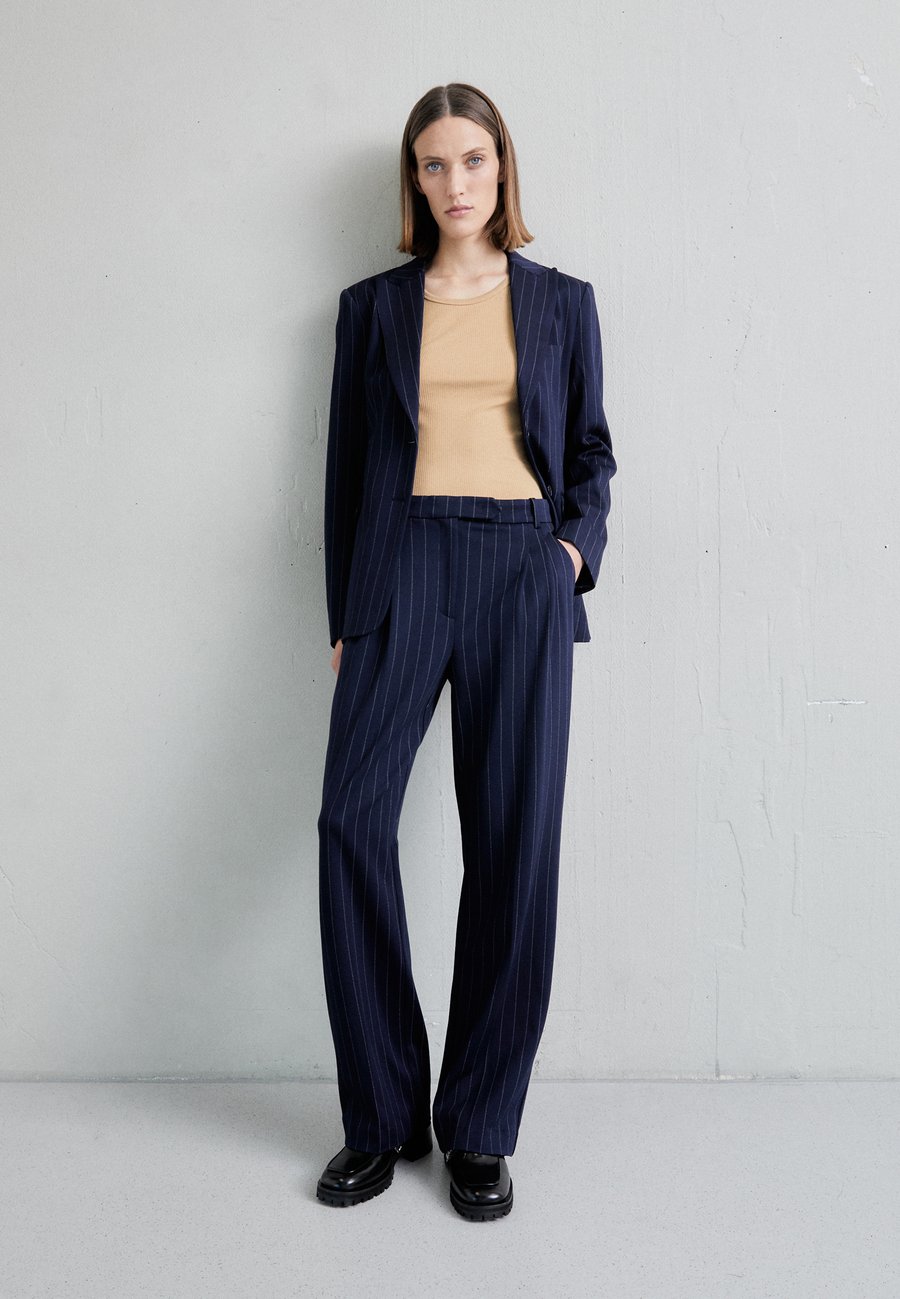 Брюки DESIGNERS REMIX ZOE PANTS, Navy/White/Blue
Брюки DESIGNERS REMIX ZOE PANTS, Navy/White/Blue