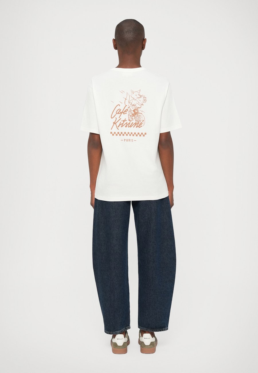 Футболка Café Kitsuné BIKING BARISTA FOX RELAX TEE, Tapioca/Beige
Футболка Café Kitsuné BIKING BARISTA FOX RELAX TEE, Tapioca/Beige