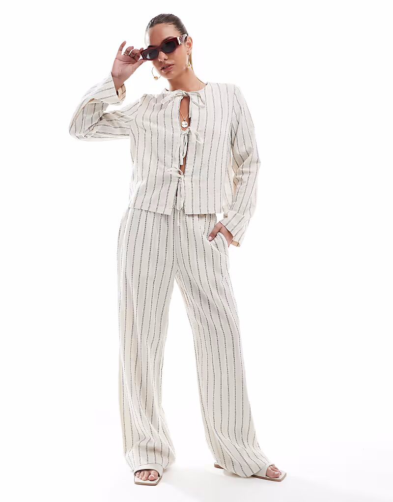 Льняные брюки с высокой талией и широкими штанинами в цвете березовый крем с синей полоской Pieces
Льняные брюки с высокой талией и широкими штанинами в цвете березовый крем с синей полоской Pieces