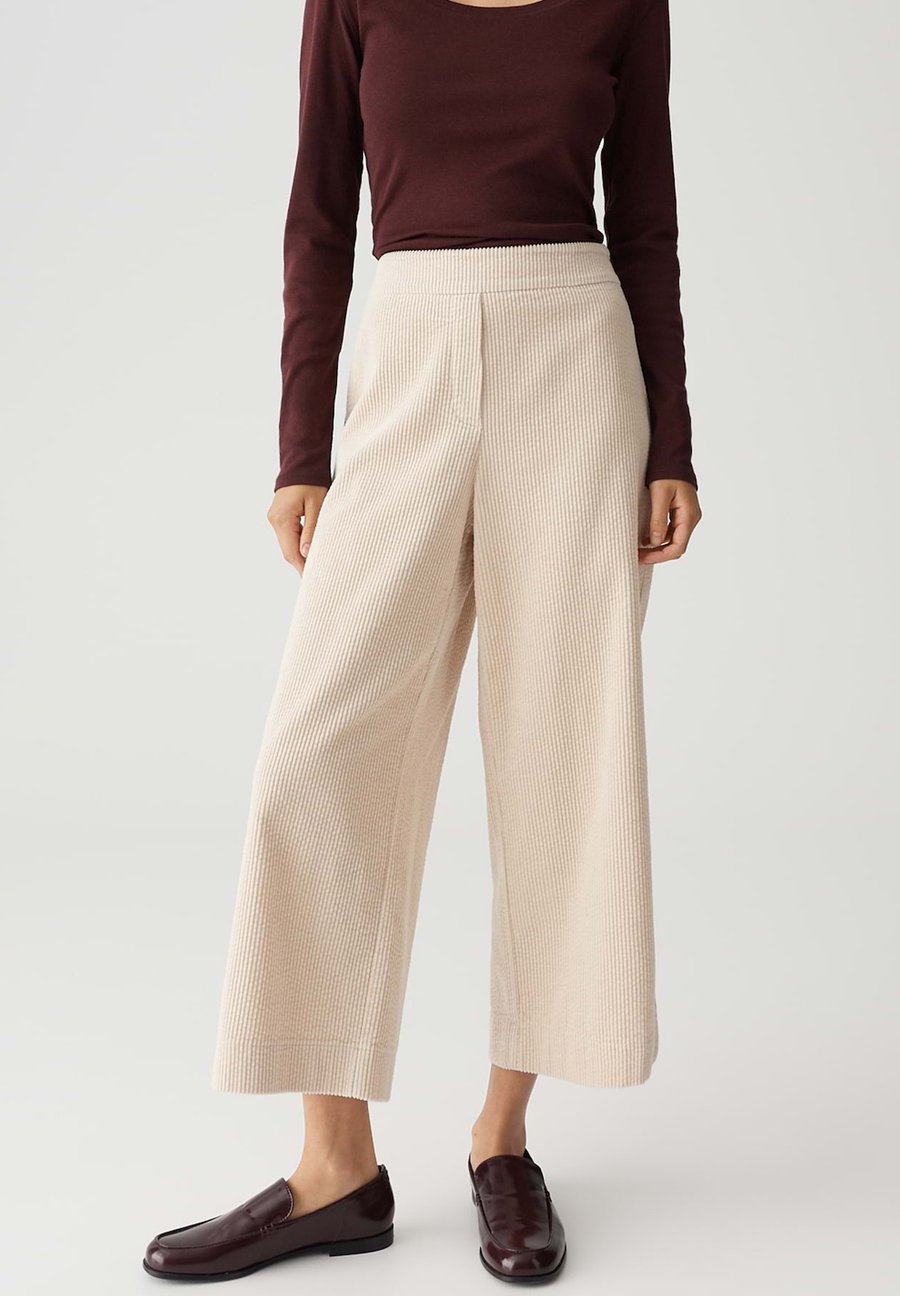 Брюки OPUS HIGH RISE CROPPED WIDE FIT CORD, Macadamia/Beige
Брюки OPUS HIGH RISE CROPPED WIDE FIT CORD, Macadamia/Beige