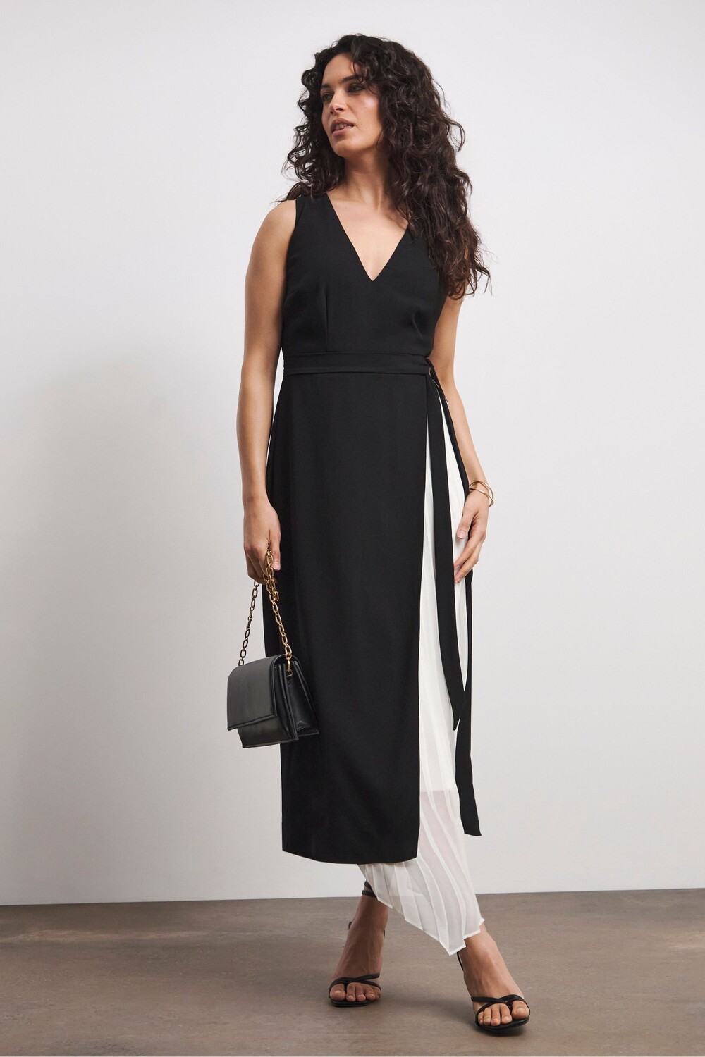 Платье с плиссированной панелью Joanna Hope, черный
Платье с плиссированной панелью Joanna Hope, черный