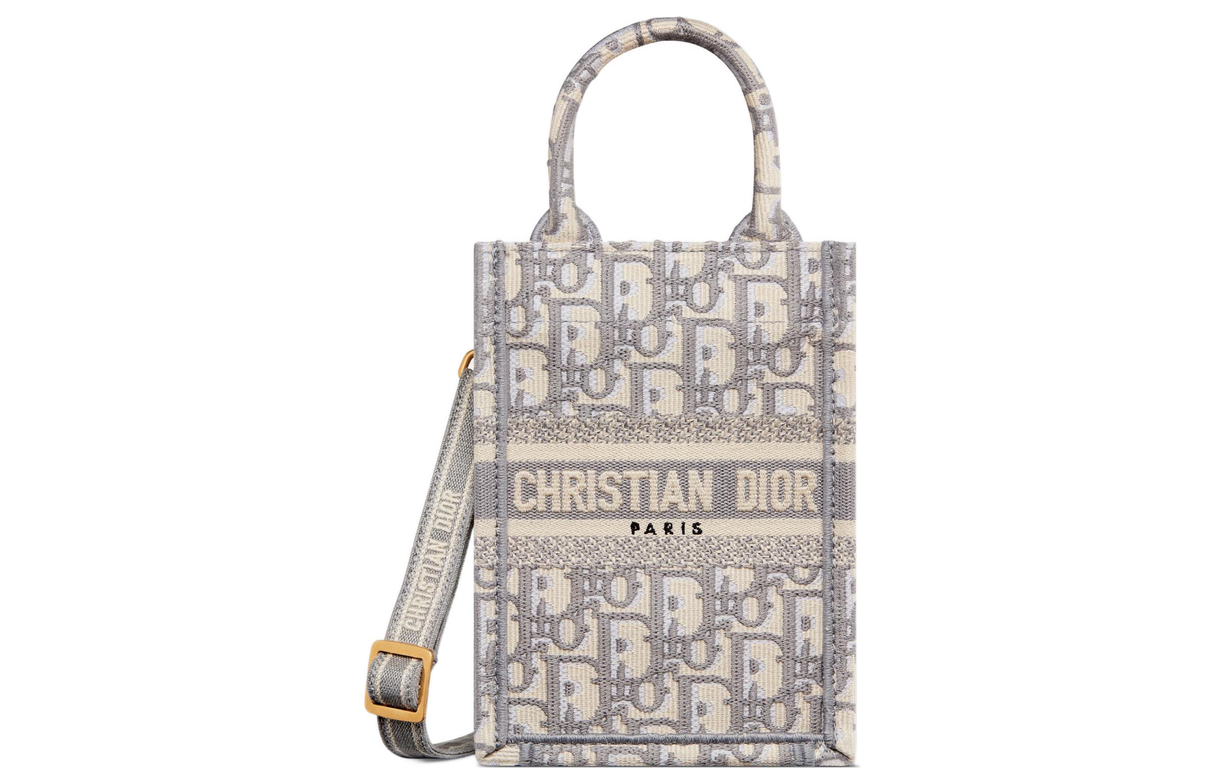 Сумка BookTote DIOR, basic set (bag+dust bag)
Сумка BookTote DIOR, basic set (bag+dust bag)