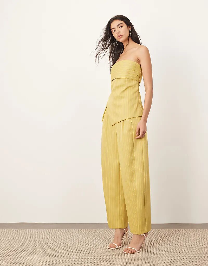 ARRANGE Приталенный брючный костюм в фисташковую полоску
ARRANGE Приталенный брючный костюм в фисташковую полоску