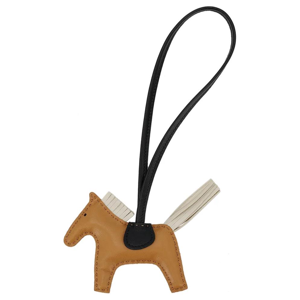 HERMES Кожаный кулон Swift для женщин коричневый, Brown
HERMES Кожаный кулон Swift для женщин коричневый, Brown