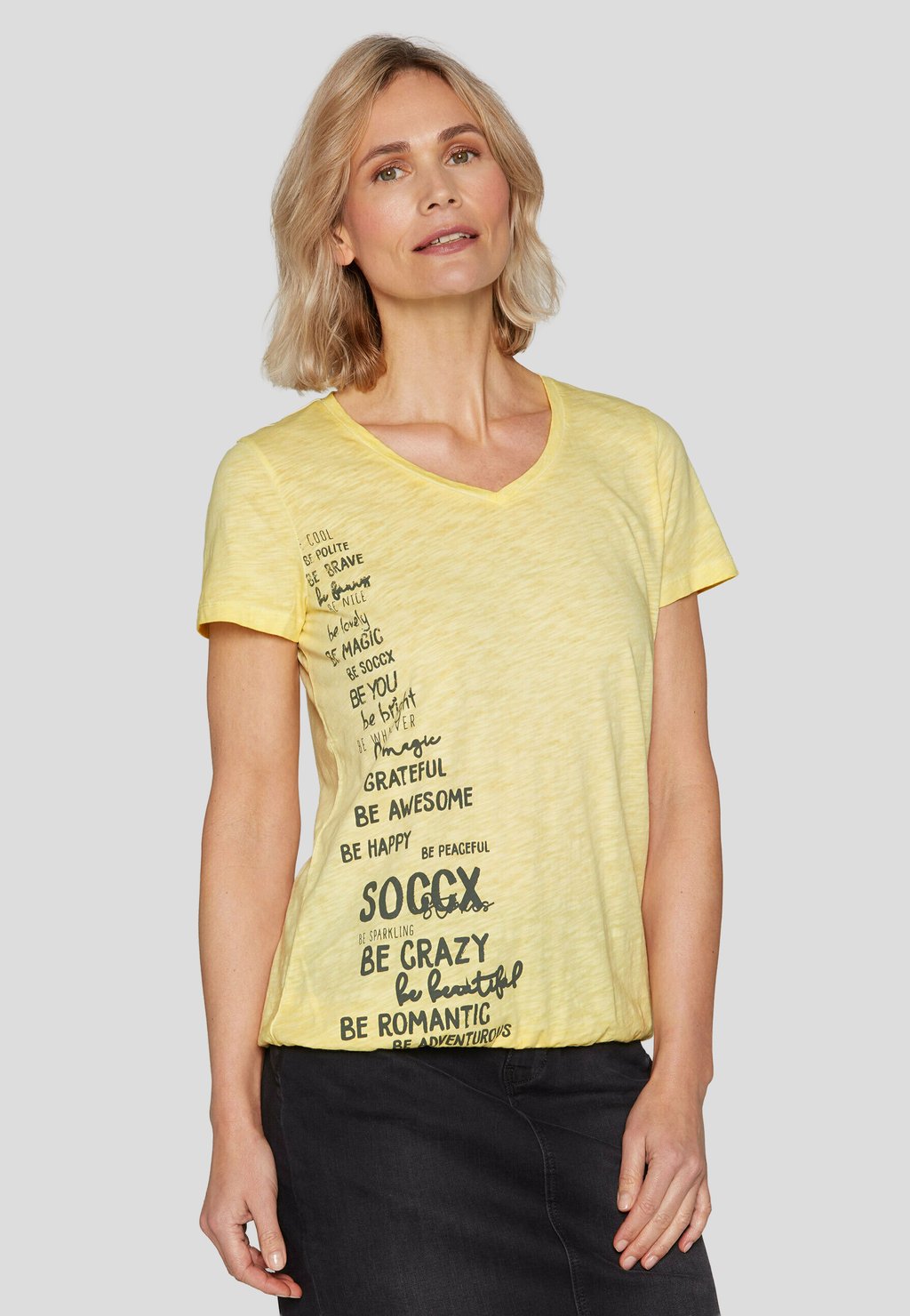 Футболка с принтом MIT GUMMIZUGSAUM UND LABEL PRINT Soccx, желтый
Футболка с принтом MIT GUMMIZUGSAUM UND LABEL PRINT Soccx, желтый