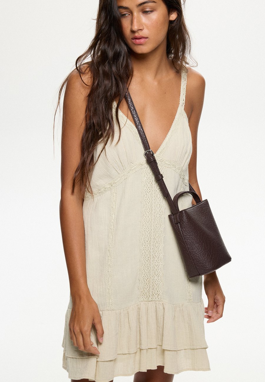 Сумка кросс-боди PULL&BEAR Cross body bag, Brown
Сумка кросс-боди PULL&BEAR Cross body bag, Brown