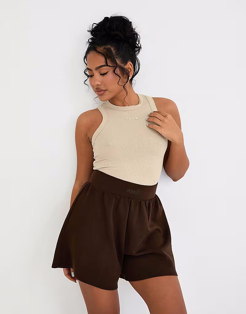 Мягкие на ощупь шортики Sunde в шоколадном цвете Sundé
Мягкие на ощупь шортики Sunde в шоколадном цвете Sundé