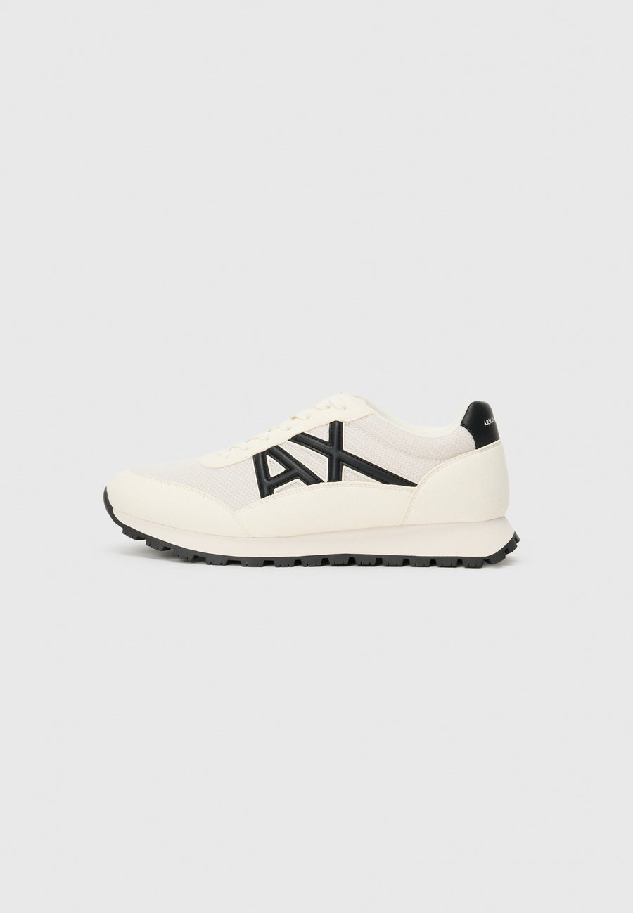 Кроссовки Armani Exchange Trainers, Off-White/Black/Off-White
Кроссовки Armani Exchange Trainers, Off-White/Black/Off-White